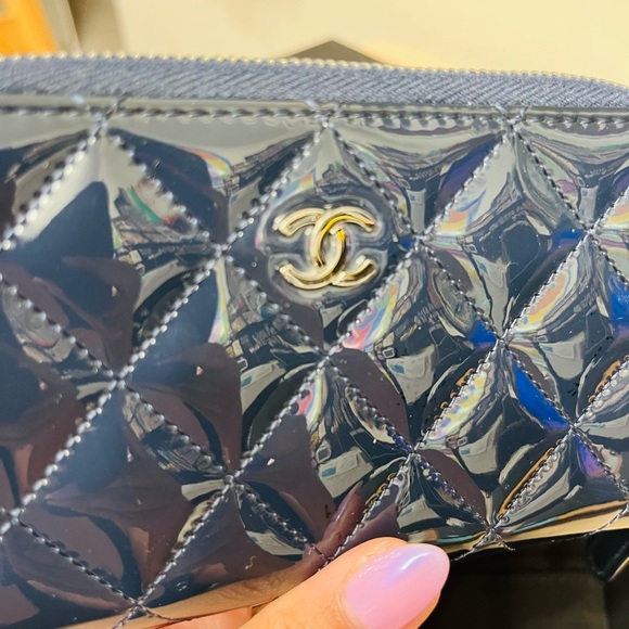 CHANEL SMALL NAVY BLUE PATENT LEATHER ZIP AROUND WALLET - Picture 10 of 15